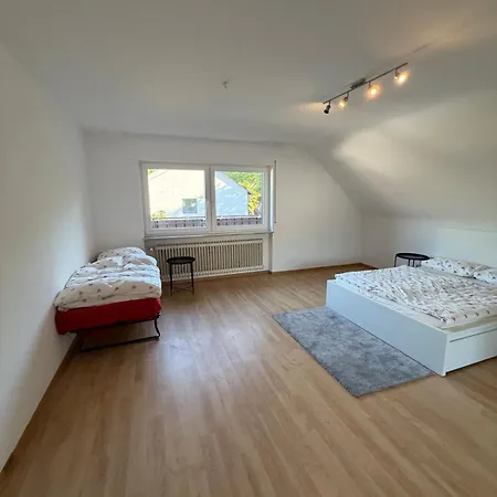 Helle & Geraeumige Dachgeschosswohnung In Appartement Schleich