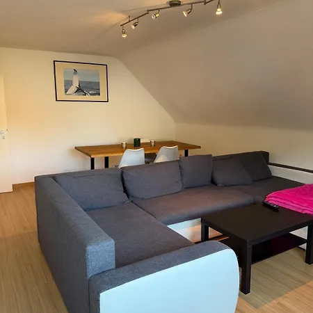 Helle & Geraeumige Dachgeschosswohnung In Appartement *