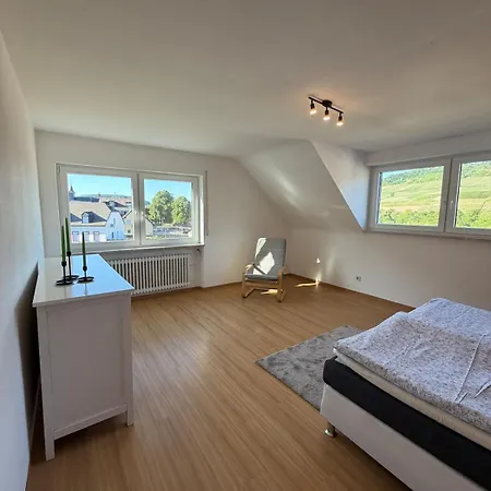 Helle & Geraeumige Dachgeschosswohnung In Appartement Schleich